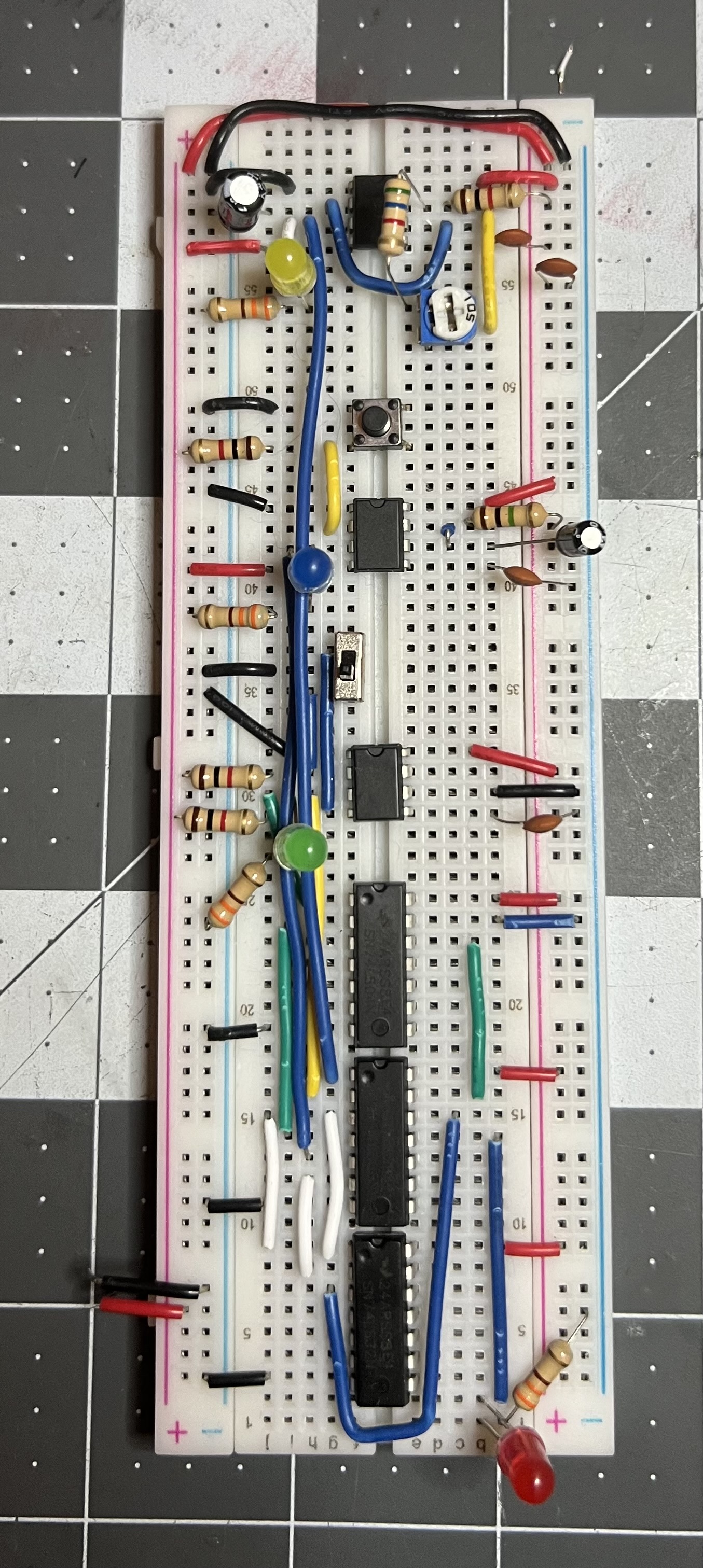 Custom clock circuit using 555 timers to generate an adjustable clock signal for the 6502 CPU